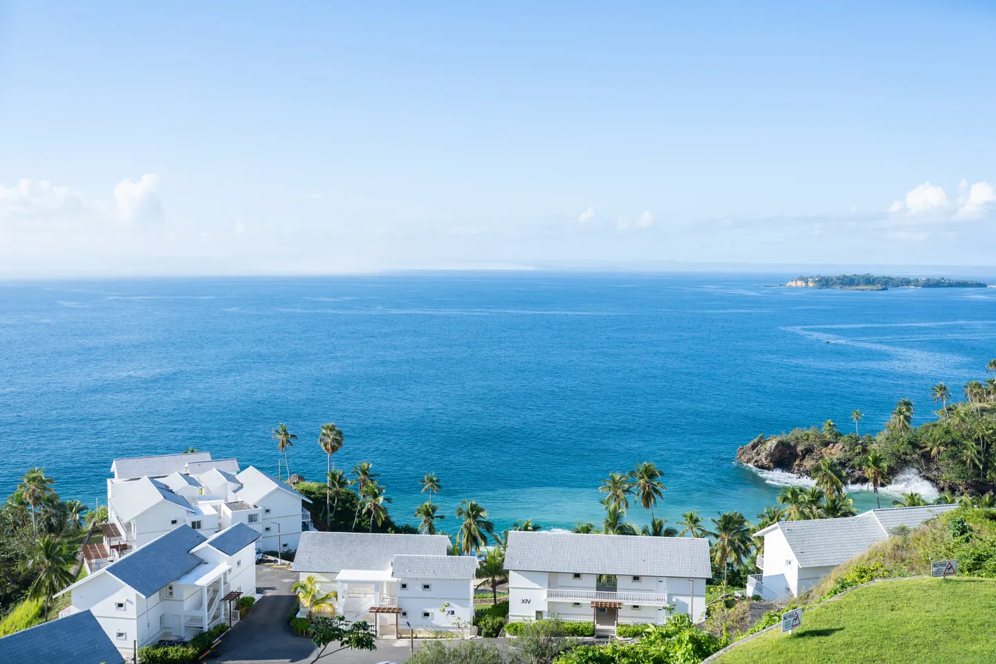 Vista aérea de Vista Mare Samaná: edificios blancos de la residencia sobre la colina verde, frente a la bahía